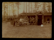 Soldaten der Heerzug 48 P.B. 11 vor einem Holzbau in einem Waldgebiet