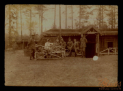 Soldaten der Heerzug 48 P.B. 11 vor einem Holzbau in einem Waldgebiet