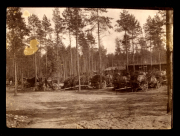Militärlager mit Wagen in einem Waldgebiet, Heer S.M.W. Zug 48 P.B. 11