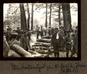 Soldaten beim Holzsammeln im Wald im Jahr 1917