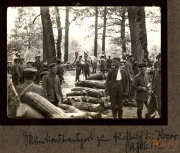 Soldaten beim Holzsammeln im Wald im Jahr 1917