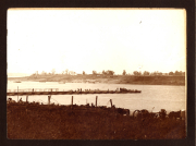 Historisches Bild vom Heer Zug 48 P.B. 11 am Ufer eines Flusses mit Personen und Booten im Hintergrund