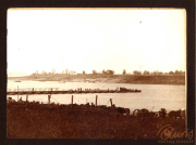 Historisches Bild vom Heer Zug 48 P.B. 11 am Ufer eines Flusses mit Personen und Booten im Hintergrund