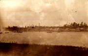 Militärisches Manöver am Fluss mit Heer, S.M.W. Zug 48 P.B. 11 aus dem frühen 20. Jahrhundert