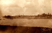Militärisches Manöver am Fluss mit Heer, S.M.W. Zug 48 P.B. 11 aus dem frühen 20. Jahrhundert