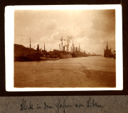 Blick auf den Hafen von Loben aus dem Jahr 1910 mit Schiffen und Waren