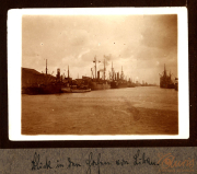 Blick auf den Hafen von Loben aus dem Jahr 1910 mit Schiffen und Waren