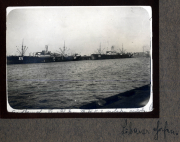 Zwei Frachtschiffe im Hafen mit Sicht auf das Wasser, Heer, S.M.W. Zug 48 P.B. 11