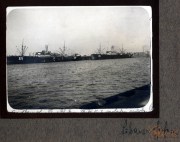 Zwei Frachtschiffe im Hafen mit Sicht auf das Wasser, Heer, S.M.W. Zug 48 P.B. 11