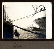 Schiff im Hafen mit Sicht auf U-Boot und großen Frachtern