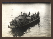 Transport von militärischem Gerät auf einem Fluss während des Ersten Weltkriegs im Jahr 1916