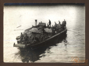 Transport von militärischem Gerät auf einem Fluss während des Ersten Weltkriegs im Jahr 1916