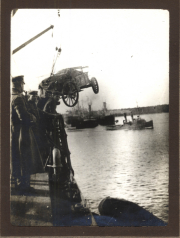 Hublift eines Geschützes durch Marinepersonal am Hafen während des Ersten Weltkriegs