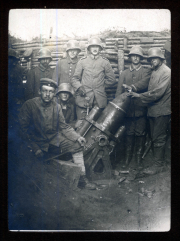 Soldaten der Heer, S.M.W. Zug 48 P.B. 11 bei der Bedienung eines Geschützes im Feldgraben