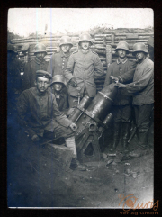 Soldaten der Heer, S.M.W. Zug 48 P.B. 11 bei der Bedienung eines Geschützes im Feldgraben
