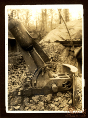 Zug 48 P.B. 11 in einer Feldlager-Situation mit einem Haubitzenrohr während des Ersten Weltkriegs
