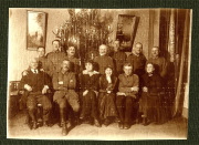 Gruppenbild einer militärischen Einheit vor einem Weihnachtsbaum in einer wärmenden, festlichen Umgebung