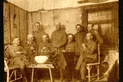 Treffen von Offizieren des Heer Zug 48 P.B. 11 in einem gemütlichen Raum, gegen Ende des 19. Jahrhunderts