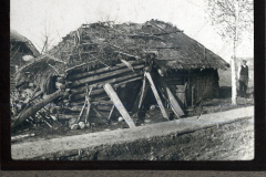 Historisches Bild eines traditionellen Bauwerks in der Umgebung von Heer, S.M.W. Zug 48 P.B. 11, mit ländlicher Kulisse