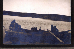Soldaten auf einem kleinen Boot während einer ruhigen Wasserfahrt im Heerzug 48 P.B. 11