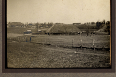 Bauernhof in Bargelisch Land, Blick auf die ländliche Umgebung und traditionelle Strohdachhäuser