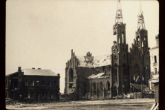 Zerstörte Kirche und beschädigte Gebäude in der Stadt nach einem Krieg