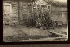 Gruppe von Soldaten vor einer holzverkleideten Hütte in Heer, Zug 48, P.B. 11, während einer militärischen Zeit