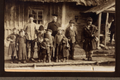 Gruppenfoto von Heer, S.M.W. Zug 48 P.B. 11 in einer ländlichen Umgebung mit Kindern und Soldaten