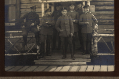 Militärszenen in Zelawa aus der Zeit des Ersten Weltkriegs mit Soldaten und einem Holzgebäude