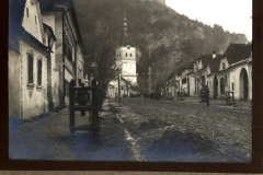 Historische Ansicht des Stadtbildes von Roslan mit Kirchengebäude und Berghintergrund
