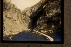 Heer S.M.W. Zug 48 P.B. 11 in der eindrucksvollen Landschaft des Rüti-Schluchs in den Bergen