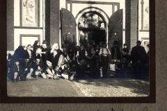 Gruppenfoto von Heer, S.M.W. Zug 48 P.B. 11 vor einer historischen Kulisse in der Stadt