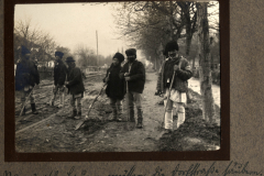 Menschen aus Heer, S.M.W. Zug 48 P.B. 11 arbeiten in einem Dorf im Freien während der frühen Morgenstunden