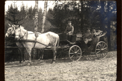 Pferdewagen mit Soldaten im Wald bei Zug 48 P.B. 11 in der Vergangenheit