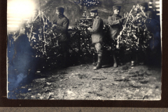 Soldaten beim Weihnachtsbaumaufstellen in Lapelinky, 1917