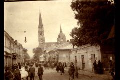 Historische Straßenansicht mit Kirche und Menschenmenge in der Stadt