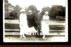 Gruppenfoto mit Offizieren und Damen in historischer Kleidung, Zug 48 P.B. 11