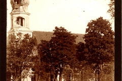 Kirche in Reckahn mit markantem Turm und umgebenden Bäumen, zeitlich datiert auf die späte 19. Jahrhundert