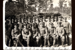 Gruppenfoto von Soldaten des Heer S.M.W. Zug 48 P.B. 11 während des Ersten Weltkriegs in der Natur