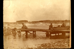 Soldaten bei der Arbeit an einem Steg am Fluss in einem ruhigen Landschaftsbild
