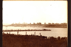 Historisches Bild vom Heer Zug 48 P.B. 11 am Ufer eines Flusses mit Personen und Booten im Hintergrund