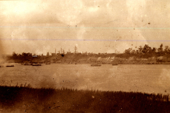 Militärisches Manöver am Fluss mit Heer, S.M.W. Zug 48 P.B. 11 aus dem frühen 20. Jahrhundert