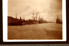 Blick auf den Hafen von Loben aus dem Jahr 1910 mit Schiffen und Waren