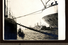 Schiff im Hafen mit Sicht auf U-Boot und großen Frachtern