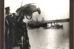 Hublift eines Geschützes durch Marinepersonal am Hafen während des Ersten Weltkriegs