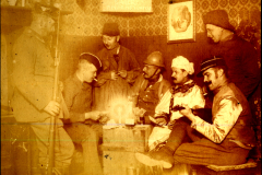 Deutsche Soldaten beim Kartenspiel in der Unterkunft während des Ersten Weltkriegs