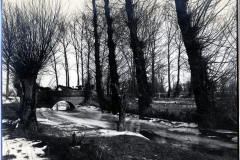 Steinbr?cke ?ber zugefrorenen Bach in Winterlandschaft bei Amagne-Lucquy