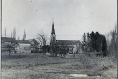 Dorfansicht mit Kirche und Wohngebäuden im Ersten Weltkrieg