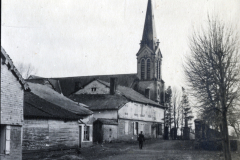 Kriegsbeschädigte Kirche und Häuser in französischem Dorf während des Ersten Weltkriegs