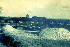 Panoramaaufnahme einer französischen Ortschaft mit Kirche und Schutthaufen im Ersten Weltkrieg